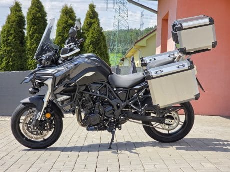 Na prodej Benelli TRK 702, původ ČR, 3x kufr, výbava