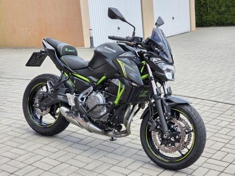 Na prodej Kawasaki Z650, 35kW, padací rámy, plexi, páčky, držák RZ