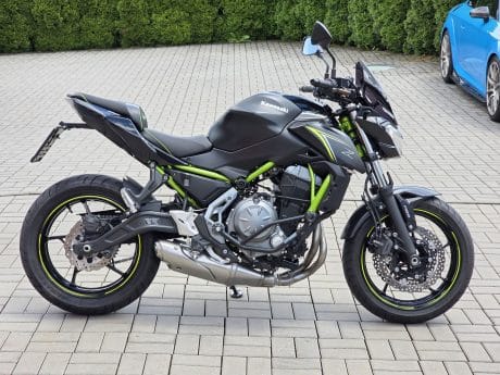 Na prodej Kawasaki Z650, 35kW, padací rámy, plexi, páčky, držák RZ