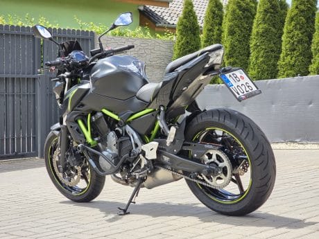 Na prodej Kawasaki Z650, 35kW, padací rámy, plexi, páčky, držák RZ