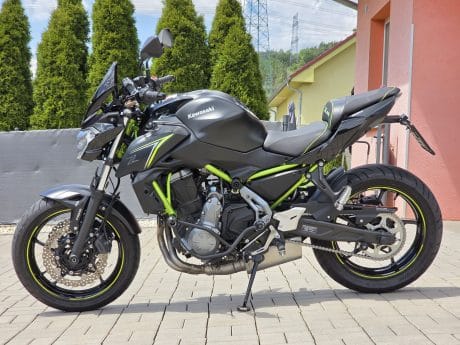 Na prodej Kawasaki Z650, 35kW, padací rámy, plexi, páčky, držák RZ