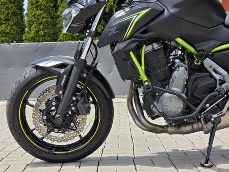 Na prodej Kawasaki Z650, 35kW, padací rámy, plexi, páčky, držák RZ