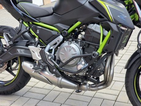 Na prodej Kawasaki Z650, 35kW, padací rámy, plexi, páčky, držák RZ