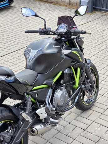 Na prodej Kawasaki Z650, 35kW, padací rámy, plexi, páčky, držák RZ