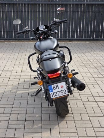 Na prodej Harley Davidson XG750 Street, původ ČR, padací rámy, kufr
