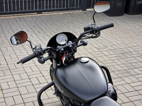 Na prodej Harley Davidson XG750 Street, původ ČR, padací rámy, kufr