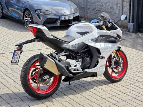 Na prodej CFMOTO 450SR, 2026, původ ČR, 1.700km, 5let záruka