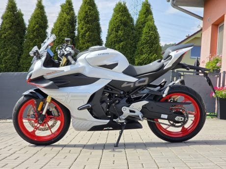 Na prodej CFMOTO 450SR, 2026, původ ČR, 1.700km, 5let záruka