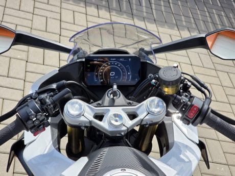 Na prodej CFMOTO 450SR, 2026, původ ČR, 1.700km, 5let záruka