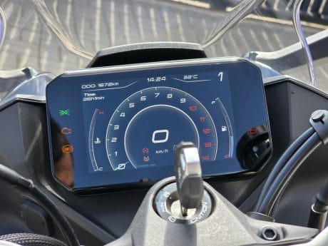 Na prodej CFMOTO 450SR, 2026, původ ČR, 1.700km, 5let záruka