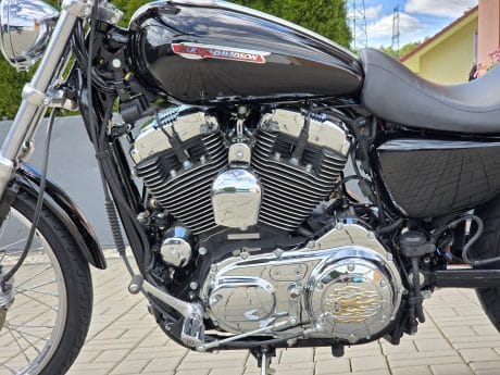 Na prodej Harley Davidson XL 1200C Custom, 15.800km, doplňky