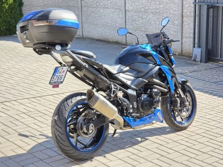 Na prodej Suzuki GSX-S750, SC Project výfuk, kufr Givi