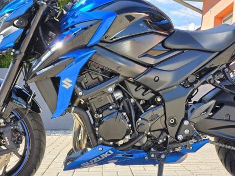 Na prodej Suzuki GSX-S750, SC Project výfuk, kufr Givi
