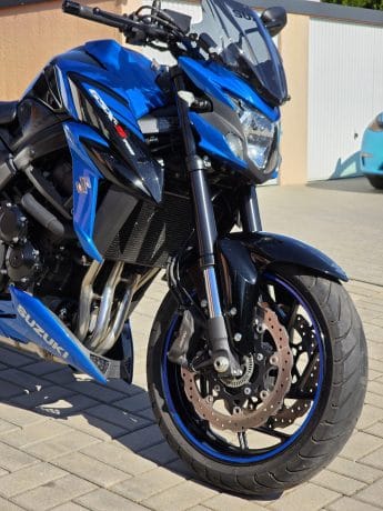 Na prodej Suzuki GSX-S750, SC Project výfuk, kufr Givi