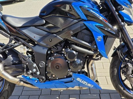 Na prodej Suzuki GSX-S750, SC Project výfuk, kufr Givi