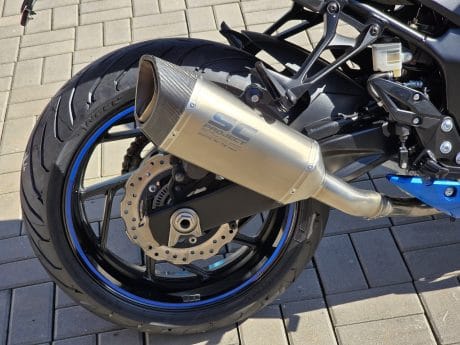 Na prodej Suzuki GSX-S750, SC Project výfuk, kufr Givi